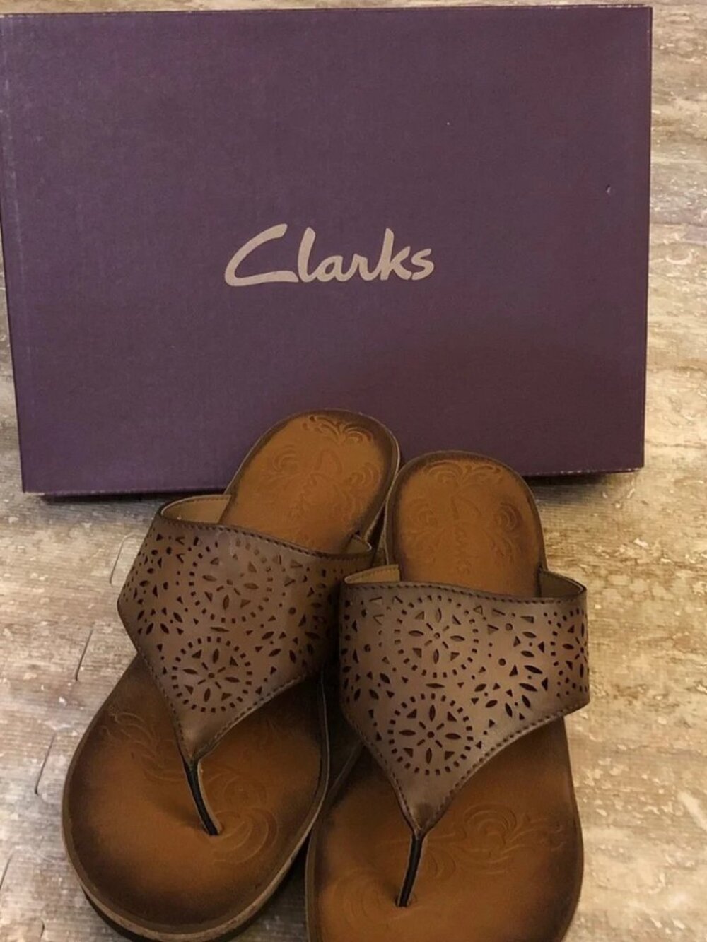 Clarks Women's Tan Laser-Cut Leather Thong Sandals Size 8.5. like New